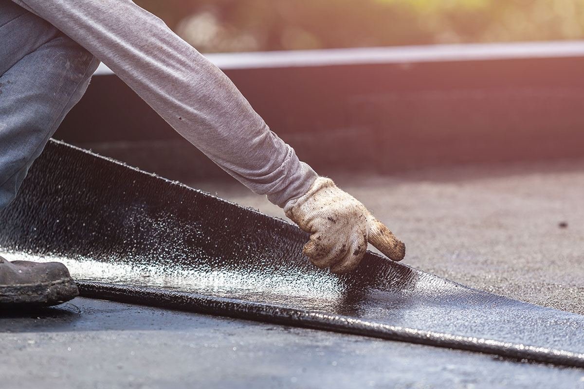 Aplicación de manto asfáltico para impermeabilizar una terraza